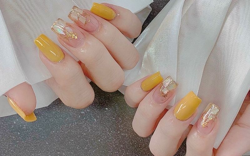 Nail Tết màu vàng rực rỡ sang chảnh