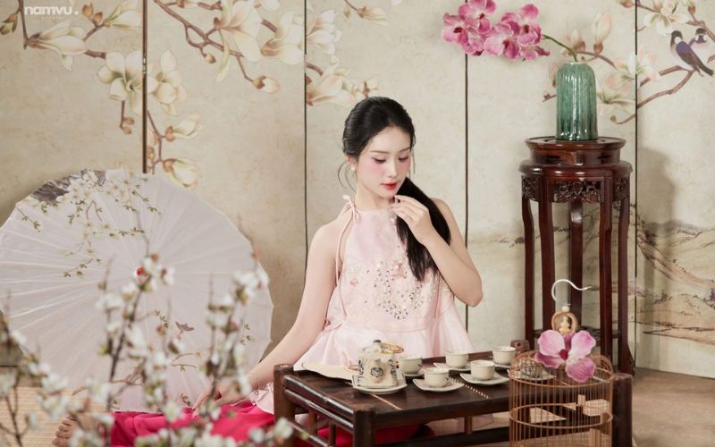 Posing for Tet (Vietnamese New Year) photos in a beautiful and elegant studio.