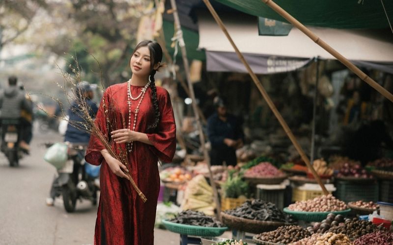 Choose a Tet ao dai that suits the concept, flatters your figure, and harmonizes with the background.