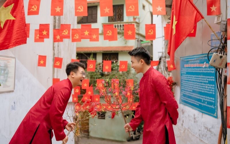 Choose a suitable location for a Tet (Lunar New Year) ao dai photoshoot that highlights the colors and concept
