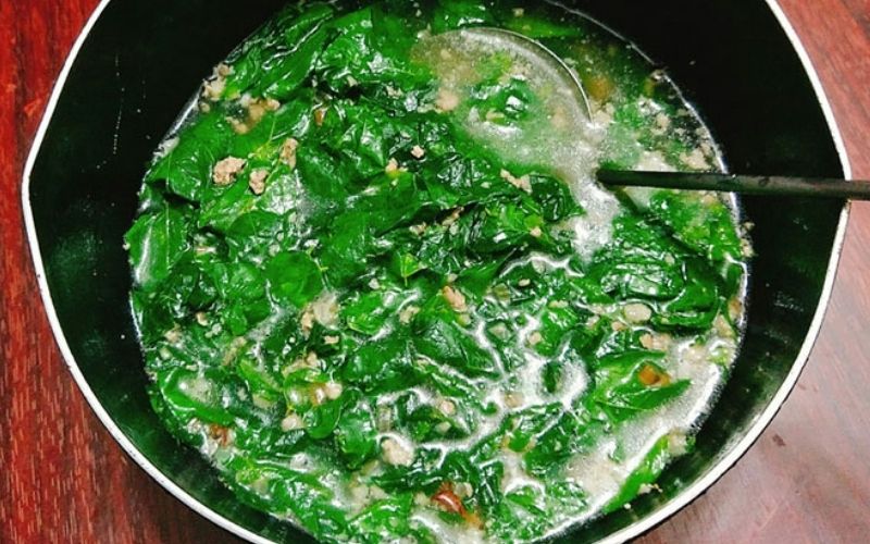Refreshing and naturally sweet spinach soup with minced meat.