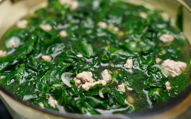 Minced meat and water spinach soup has many positive health benefits.