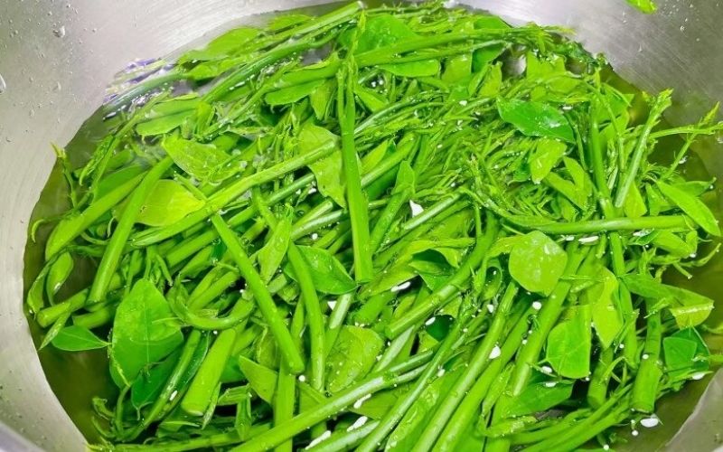 Wash and pick the tender shoots of the sweet potato leaves.