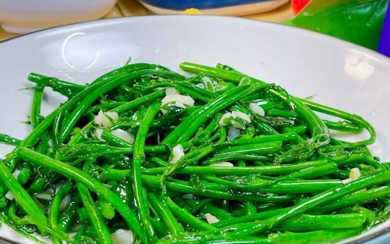 Delicious Stir-fried water spinach with garlic, naturally sweet flavor.