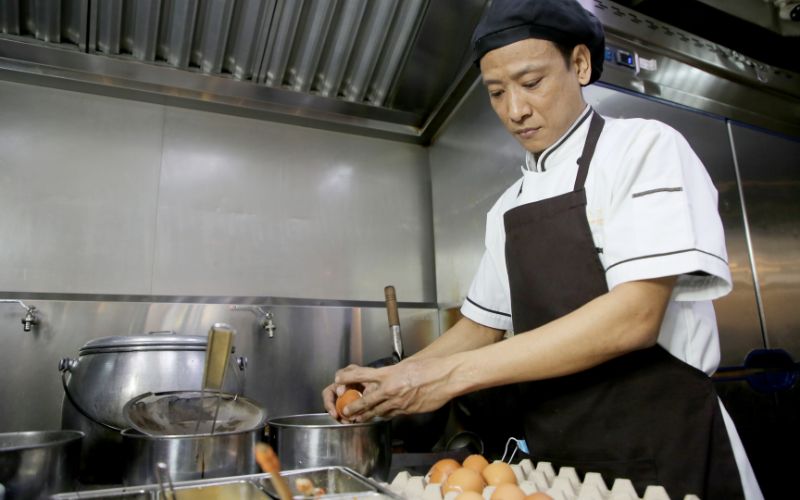 Optimizing restaurant ingredients for the April 30th and May 1st holidays.