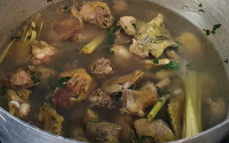 Nấu lẩu gà lá é