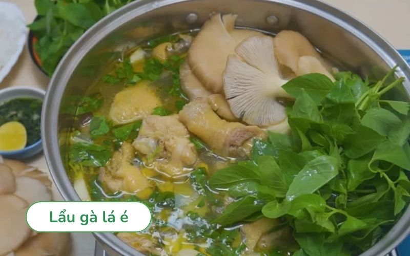 Lẩu gà lá é nóng hổi thơm ngon