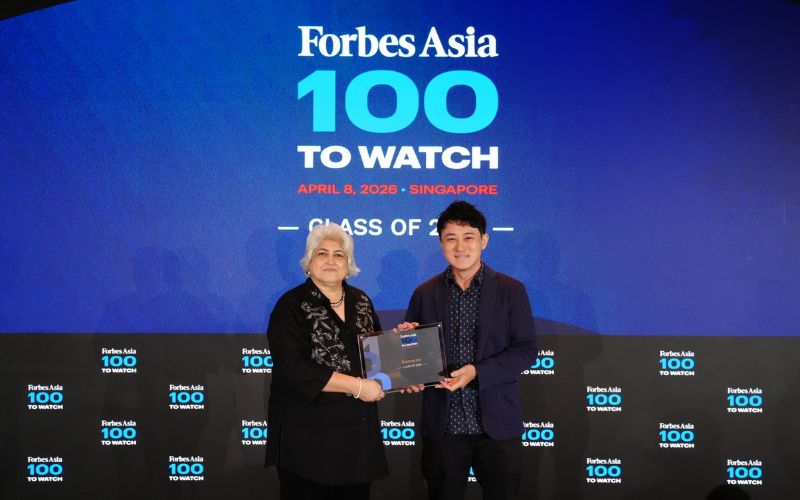 Anh Taku Tanaka - CEO Kamereo đại diện nhận kỷ niệm chương Forbes Asia 100 to Watch tại Singapore, tháng 4/2026.