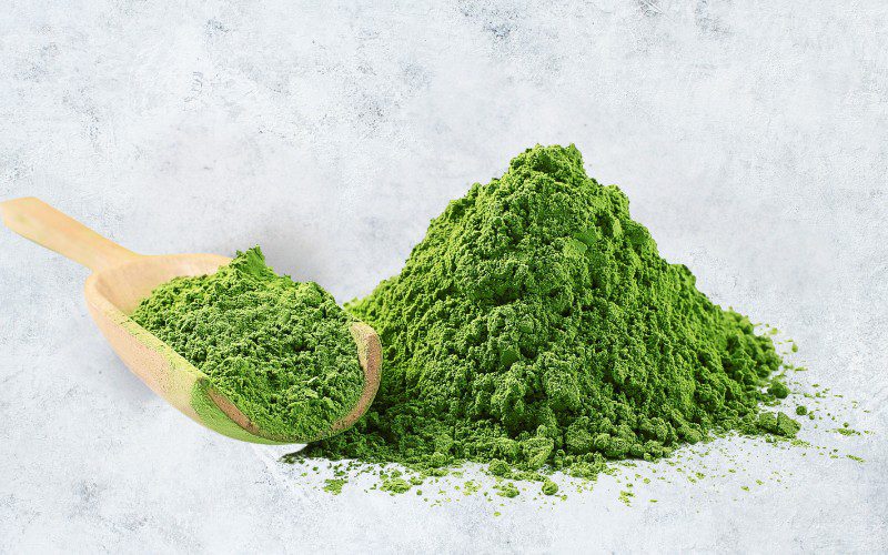 Người mua tại các cửa hàng chuyên trà được xem trực tiếp màu sắc, độ mịn và chất lượng của bột matcha