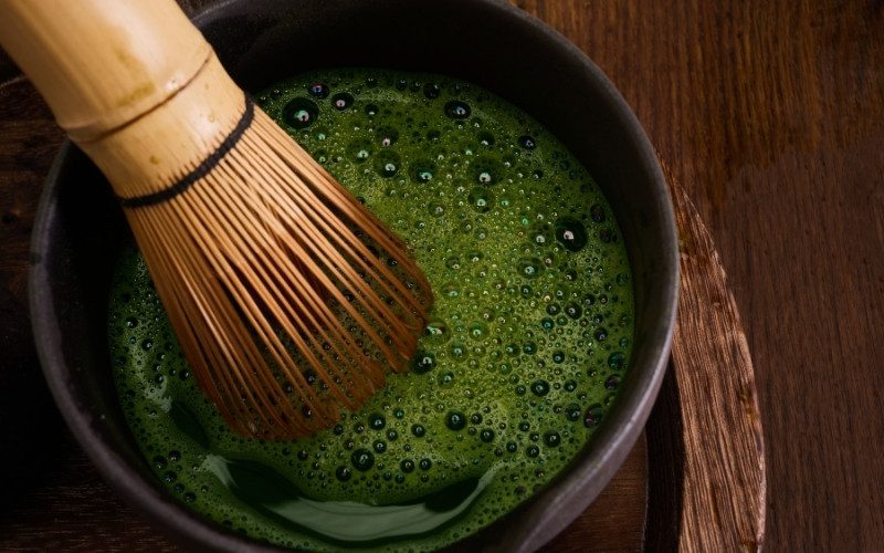 Màu sắc, độ mịn và khả năng hòa tan là những yếu tố giúp nhận biết matcha chất lượng