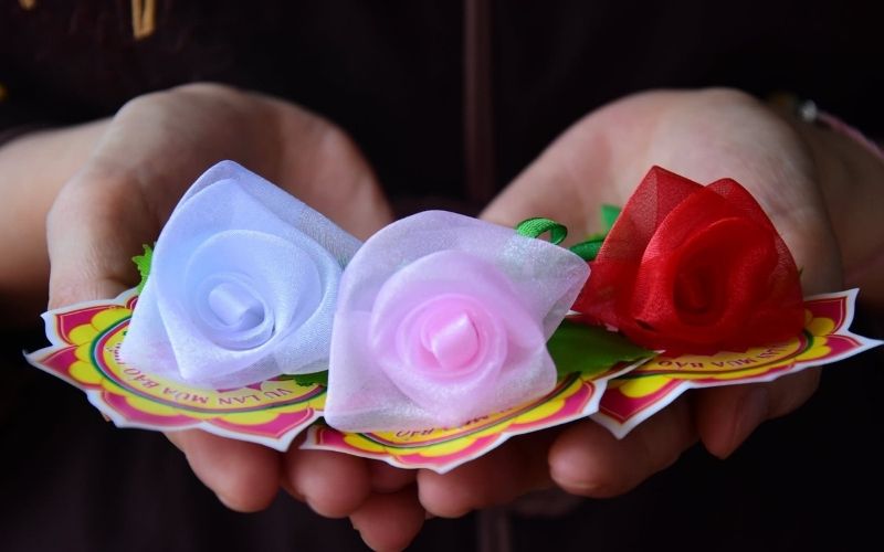 Rose-pinning ceremony on the 15th day of the 7th lunar month at the temple