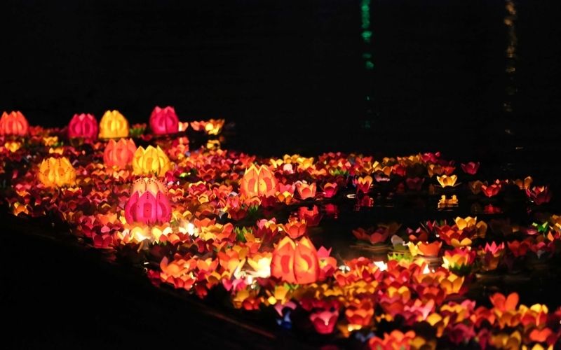 Release lanterns on the full moon of the 7th lunar month