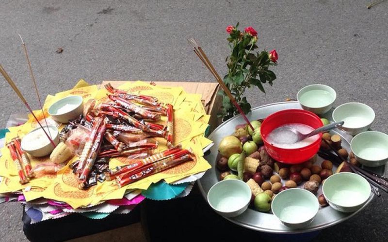 Offering tray for wandering souls and spirits outdoors on the 15th day of the 7th lunar month