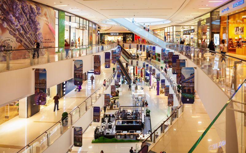 Mua sắm và vui chơi giải trí tại trung tâm thương mại vào lế tết Tây