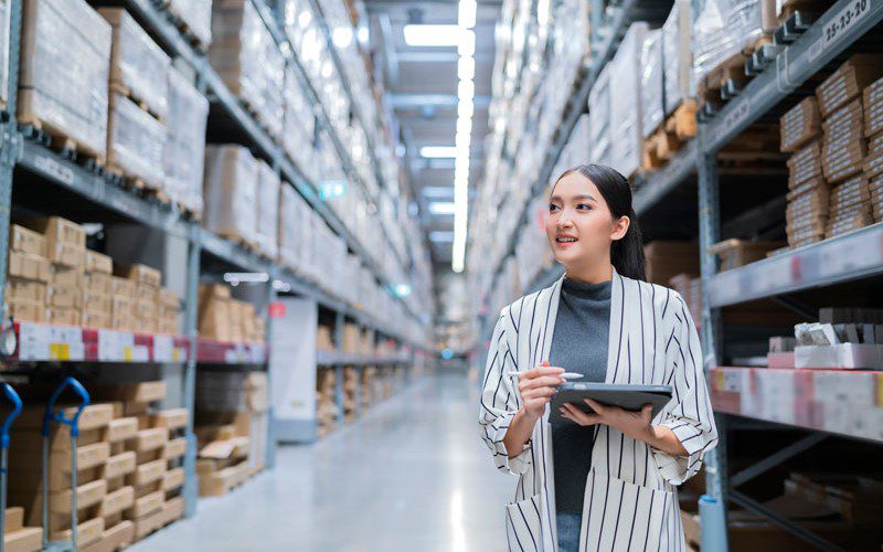 Nhân viên nhà phân phối tư vấn và giới thiệu sản phẩm cho siêu thị mini