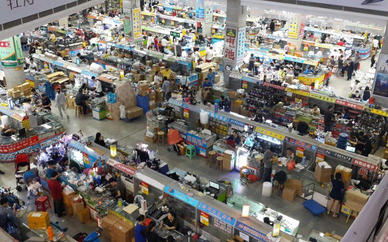 Chợ buôn tại Hà Nội với nhiều sạp hàng tiêu dùng và thực phẩm