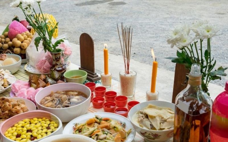 What should be prepared for the offering tray on the 1st day of the 9th lunar month?