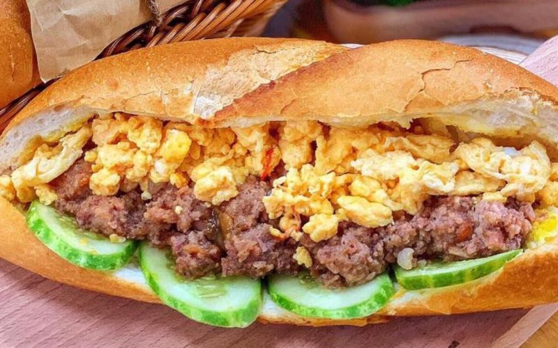 Bánh mì dân tổ ra đời nhằm phục vụ nhu cầu của nhóm bạn trẻ sống về đêm