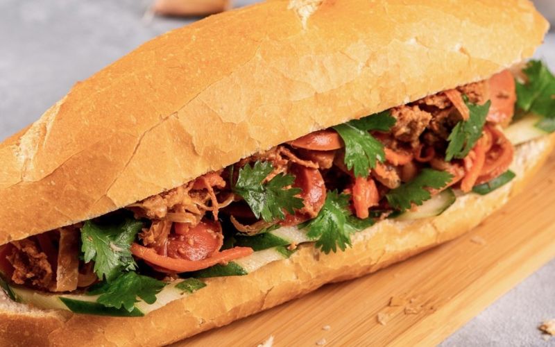 Bánh Mì Dân Tổ Doãn Kế Thiện Cầu Giấy thu hút nhiều sinh viên trong khu vực