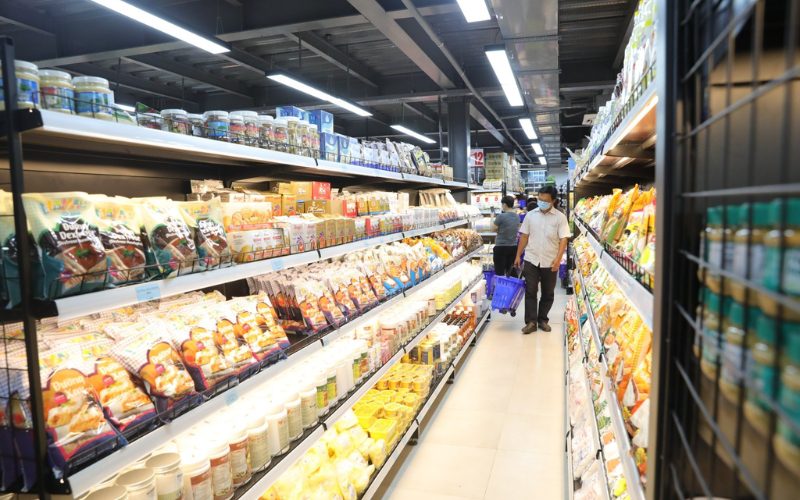 Kệ trưng bày nguyên liệu và dụng cụ làm bánh tại Bakers' Mart Nhất Hương