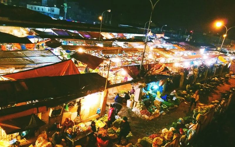 Rau củ quả Đà Lạt được bán sỉ tại chợ đầu mối Long Biên Hà Nội vào rạng sáng