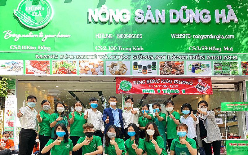 Gà làm sẵn được bày bán tại hệ thống Nông sản Dũng Hà