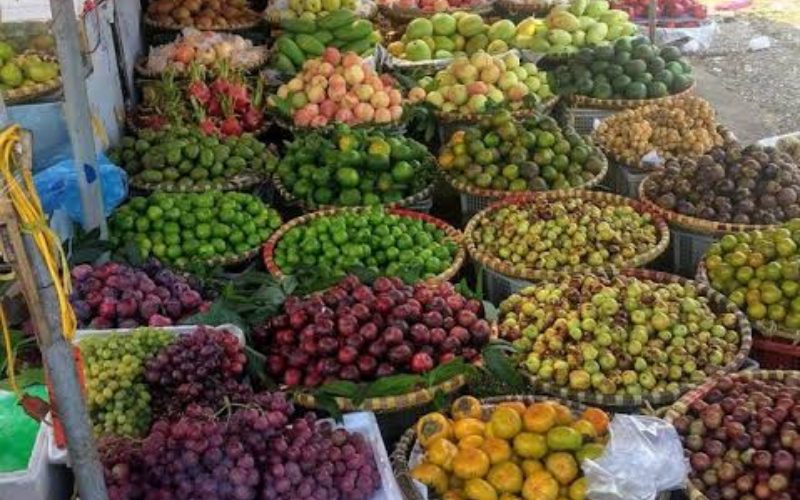 Hoạt động mua bán trái cây sỉ tại chợ đầu mối Long Biên Hà Nội vào rạng sáng