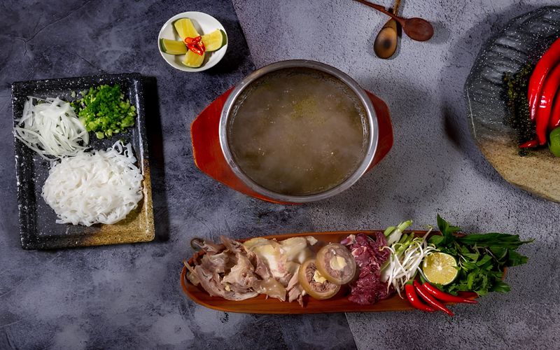 Nhà hàng phở bát đá Maison tại Hoàng Cầu, Hà Nội