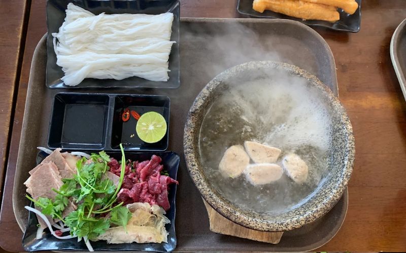 Phở bát đá Thủy Mộc trên đường Võ Chí Công, Tây Hồ, Hà Nội