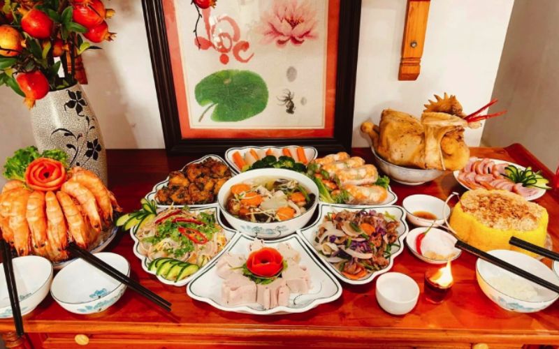 What should be prepared for the offering tray on the 11th lunar month?