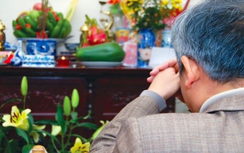 Có nên đọc văn khấn thắp hương gia tiên hàng ngày không?