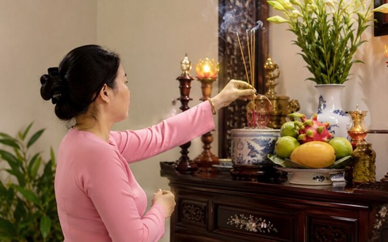 Nên khấn gia tiên vào thời điểm nào trong ngày?