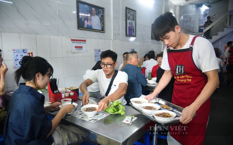 Không gian bên trong Bún chả Hương Liên trên phố Lê Văn Hưu