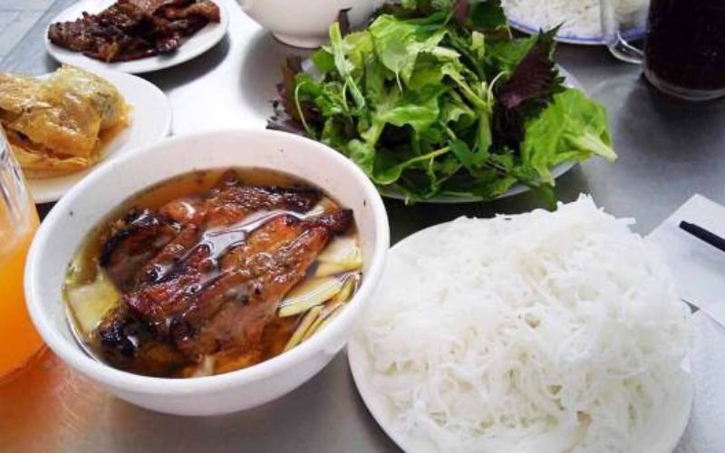 Suất bún chả đặc biệt với thịt nướng và nước chấm tại Hương Liên