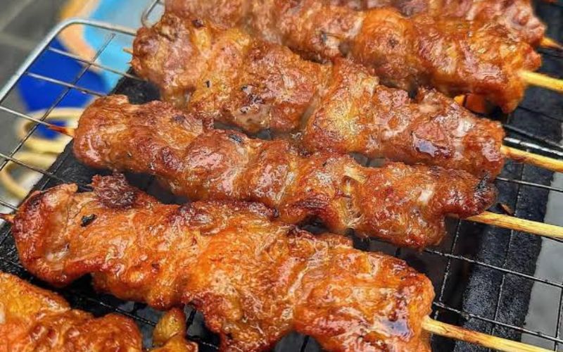 Chả xiên nướng thơm tại Bún chả Hương Liên Hà Nội
