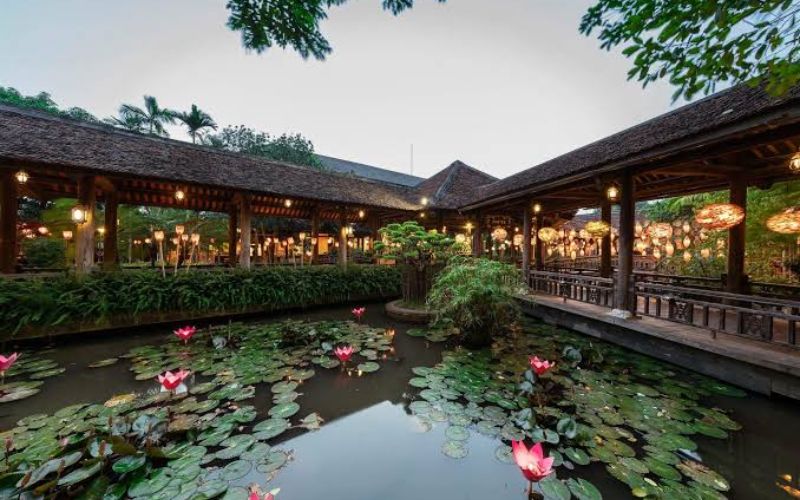 Space and overview of Sen Tay Ho Restaurant, Hanoi