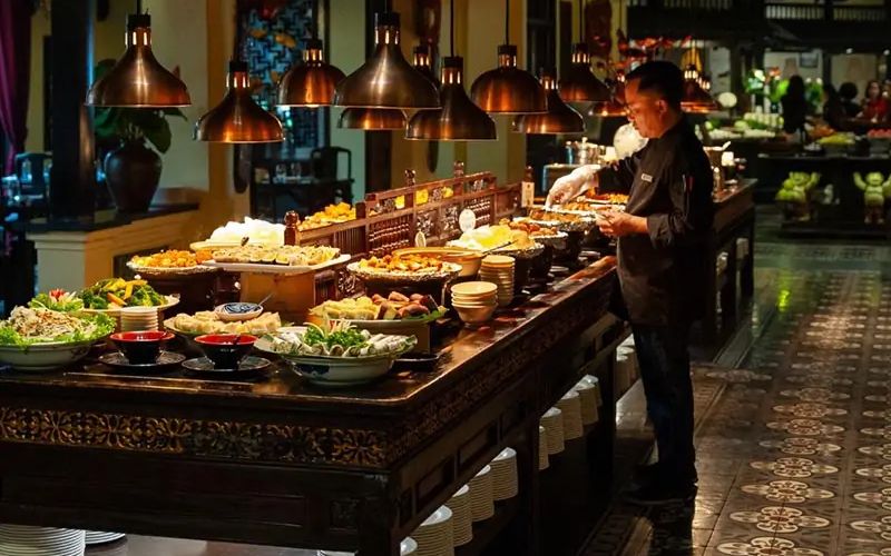 Sen Tay Ho offers a diverse menu and high-quality food.
