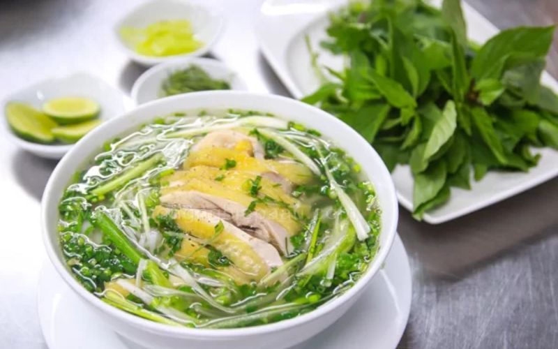 Nước dùng phở gà được ninh từ xương gà và gừng cho vị ngọt chủ đạo