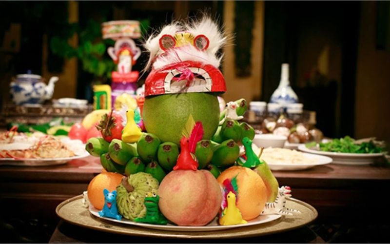 What offerings should be made on the Mid-Autumn Festival feast table in August?