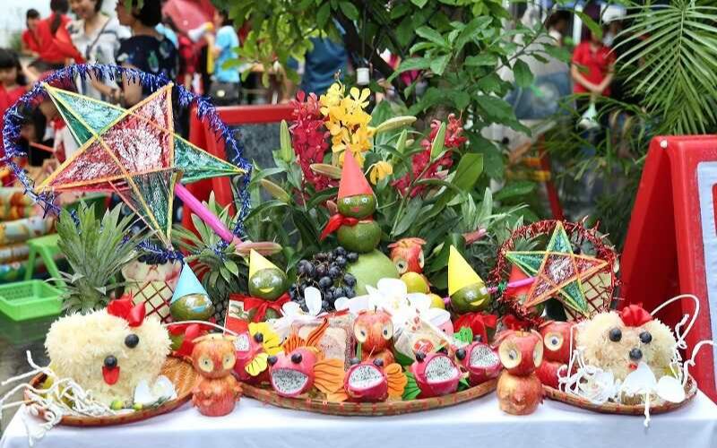 What is the best time to offer prayers and sacrifices during the Mid-Autumn Festival?