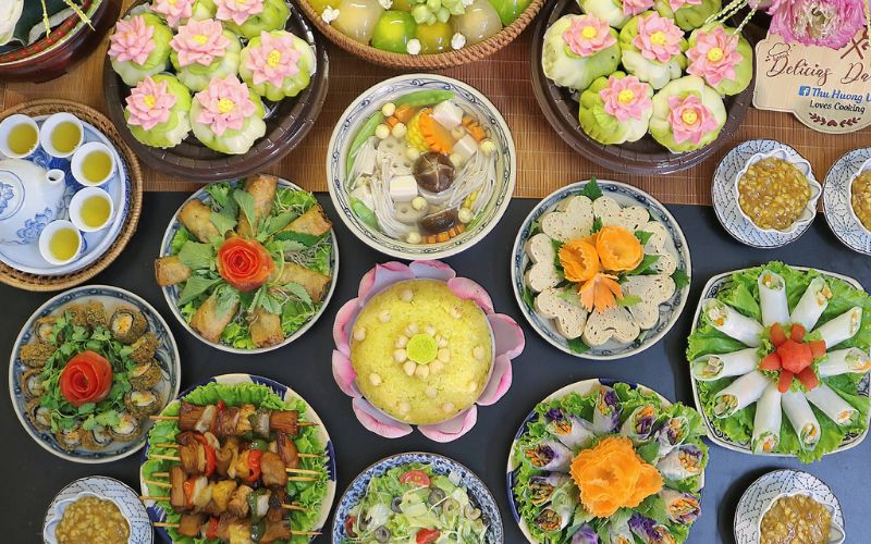 What does the offering tray for the full moon of the twelfth lunar month consist of?